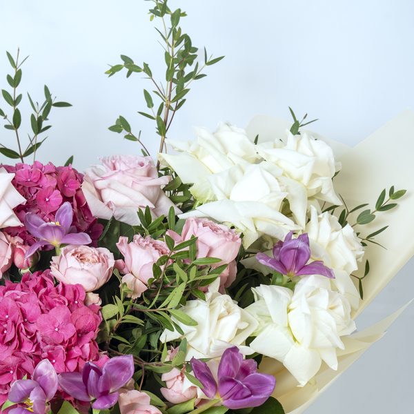 Elegant Mixed Rose Bouquet - Image 2