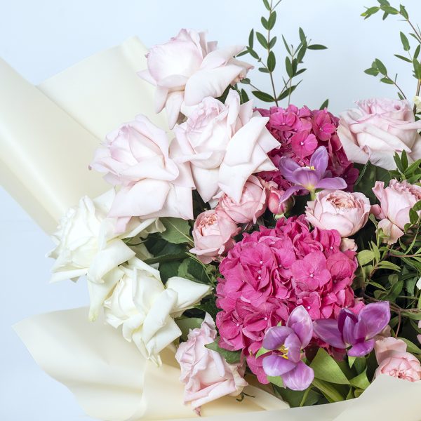 Elegant Mixed Rose Bouquet - Image 3