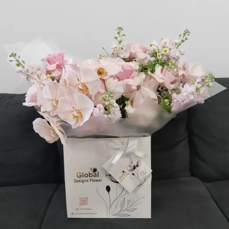 Pink rose's with white matheula - Image 3